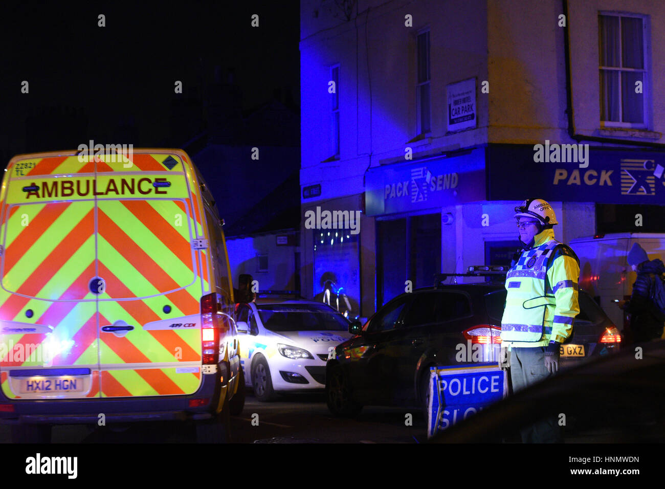 Oxford, UK. 14. Februar 2017. Polizei in der Nähe Mill Street in Oxford nach einer vermuteten Gasleitungen Explosion zerstört Wohnblock im nahe gelegenen Gibbs Crescent Credit: roger schief/Alamy Live-Nachrichten Stockfoto