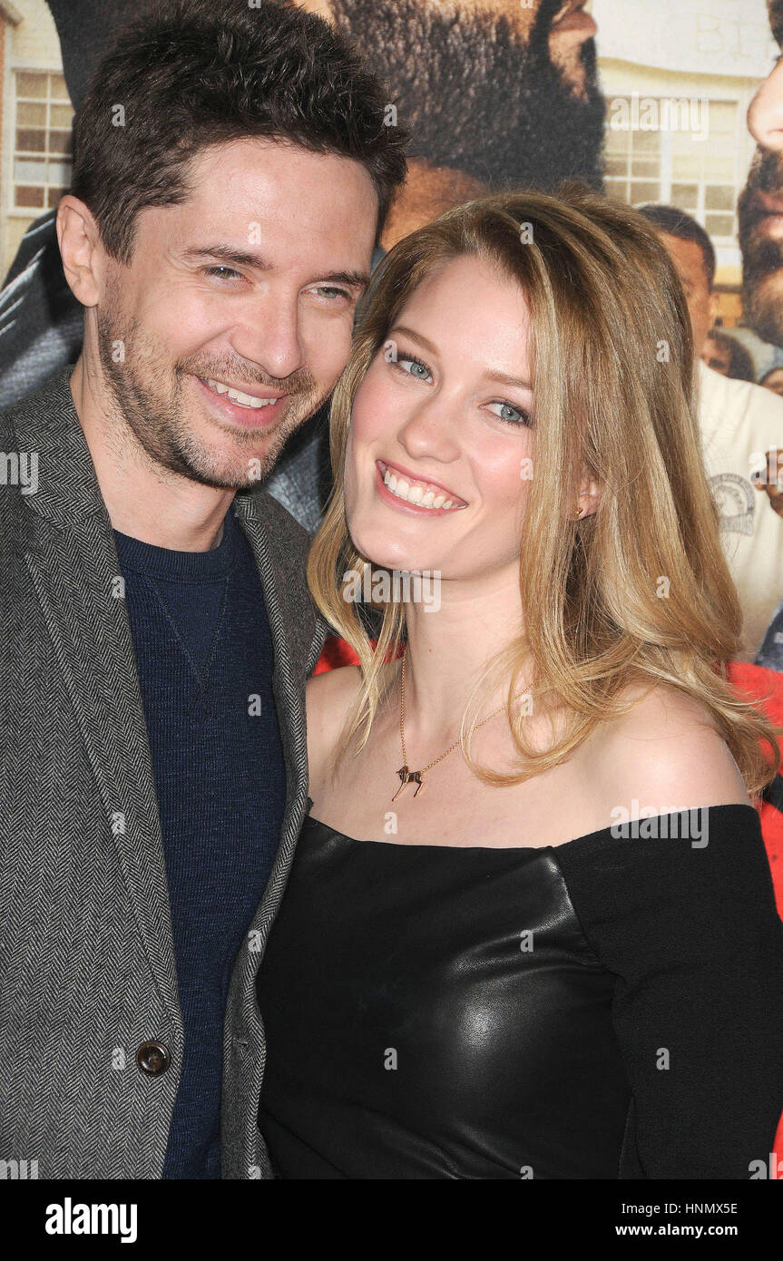 Los Angeles, Kalifornien, USA. 13. Februar 2017. Schauspieler TOPHER GRACE, ASHLEY HINSHAW bei der '' Kampf '' Faust Premiere im Regency Village Theater, Westwood CA Kredit statt: Paul Fenton/ZUMA Draht/Alamy Live News Stockfoto