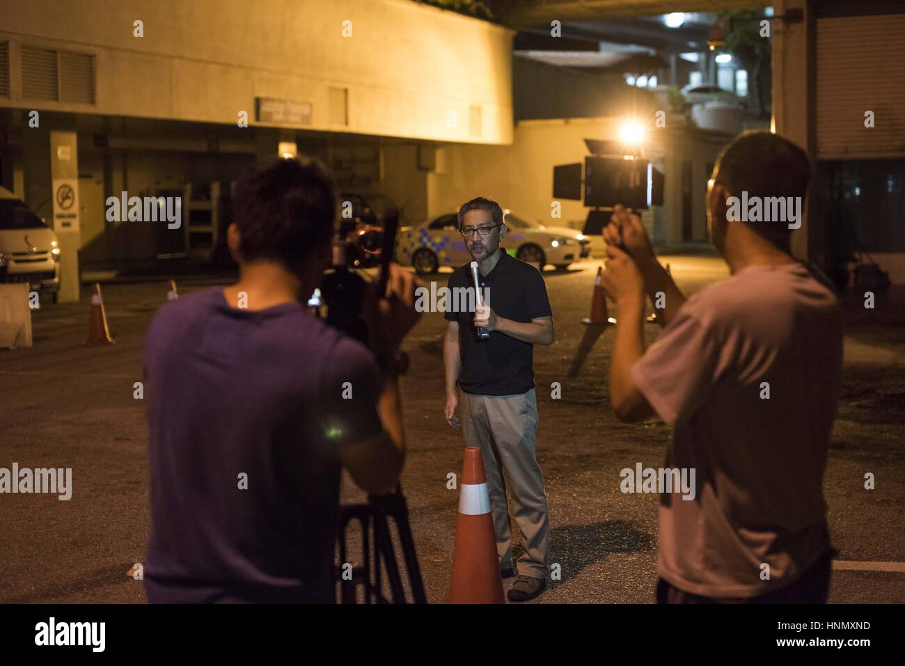 Kuala Lumpur, MALAYSIA. 15. Februar 2017. Japanischen Fuji TV Reporter ständig ein TV Bericht über die Kim Jong-nam, ein Mord an außerhalb von Putrajaya-Krankenhaus am 15. Februar 2017 in Putrajaya, Malaysia.The Halbbruder des nordkoreanischen Führer Kim Jong-un, Kim Jong-Nam, bei einem Angriff am Flughafen KLIA 2 in der malaysischen Hauptstadt Kuala Lumpur getötet wurde. Bildnachweis: Chris Jung/ZUMA Draht/Alamy Live-Nachrichten Stockfoto