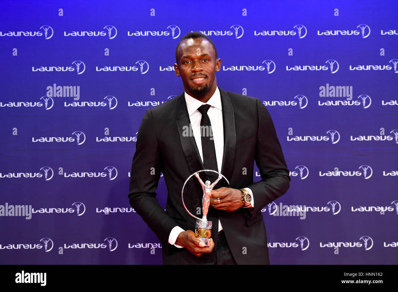 Larvotto, Laureus World Sports Awards in Larvotto. 14. Februar 2017. Usain Bolt aus Jamaika, der Laureus World Sportsman des Jahres ausgezeichnet wurde, posiert für Fotos mit der Trophäe bei den Laureus World Sports Awards in Larvotto, Monaco am 14. Februar 2017. Bildnachweis: Chen Yichen/Xinhua/Alamy Live-Nachrichten Stockfoto