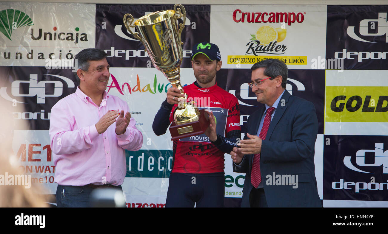 Granada, Spanien, 2017-15. Februar. Alejandro Valverde hält eine Trophäe, nachdem er die erste Etappe der Tour Andalucia in Granada, Spanien gewann. Bildnachweis: Gergő Lázár/Alamy Live-Nachrichten Stockfoto