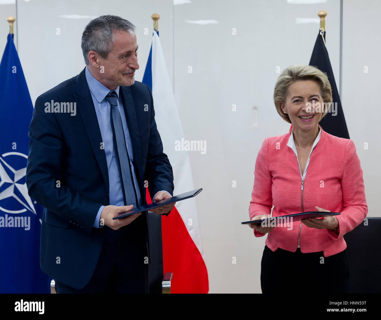 Brüssel, Belgien. 15. Februar 2017. Tschechische Minister der Verteidigung Martin Stropnicky (L) und der deutsche Innenminister Defence Ursula Gertrud von der Leyen (R) Zeichen eine Vereinbarung während eines Treffens der NATO-Verteidigungsminister in der NATO Hauptquartier. Foto: Thierry Monasse/Dpa-POOL/Dpa/Alamy Live News/Alamy Live News Stockfoto