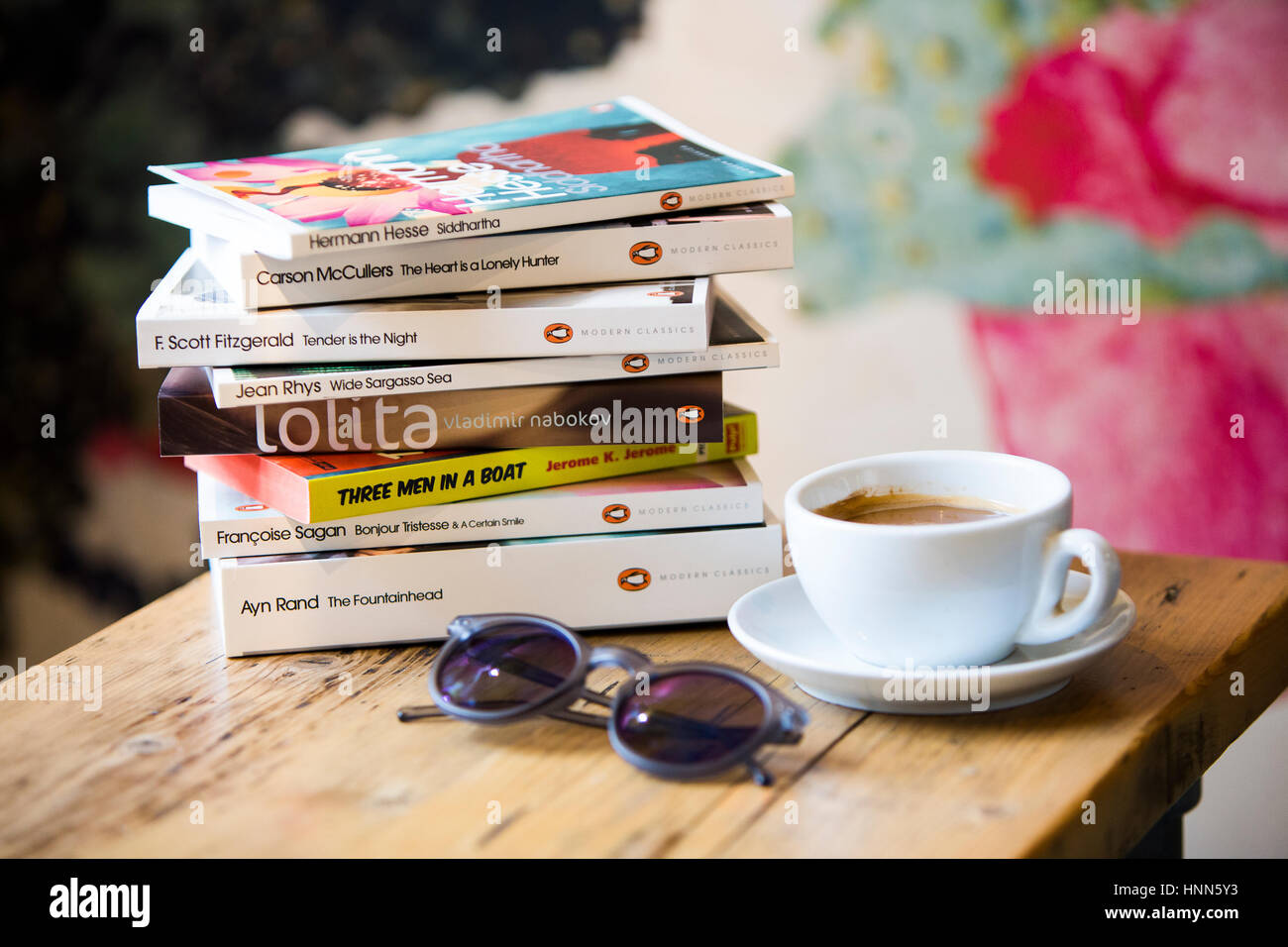 Lesen Sommer Material im Café mit Kaffee Stockfoto