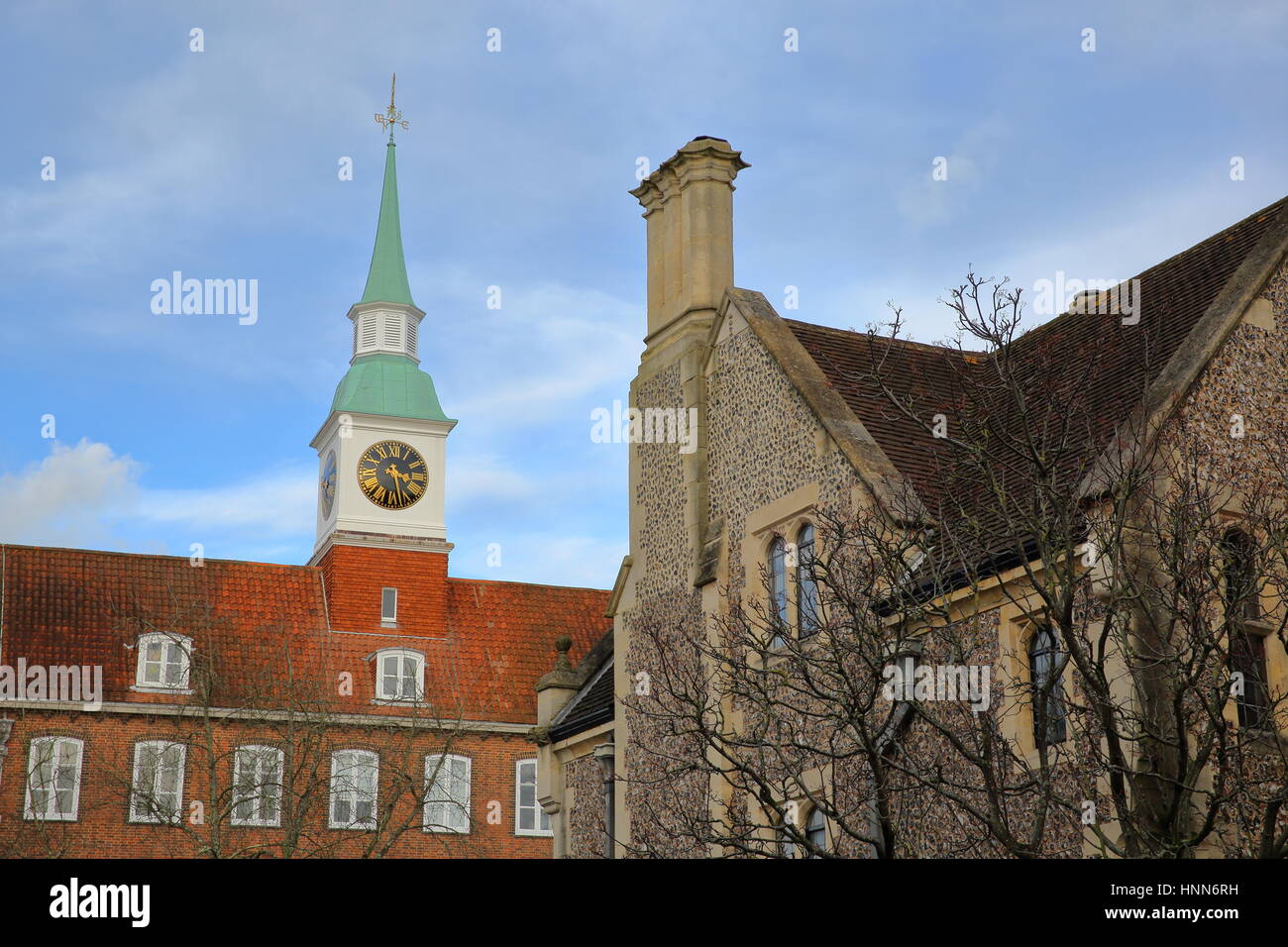 WINCHESTER, UK: Außenansicht des Burgberges entlang Burg Avenue und in der Nähe der großen Halle mit einem Glockenturm Stockfoto