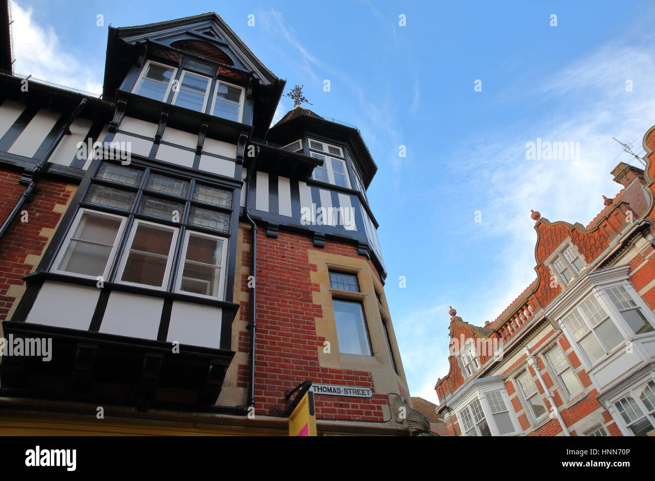 WINCHESTER, UK - 4. Februar 2017: Äußere Fassaden in der commercial St Thomas Street and High Street Stockfoto