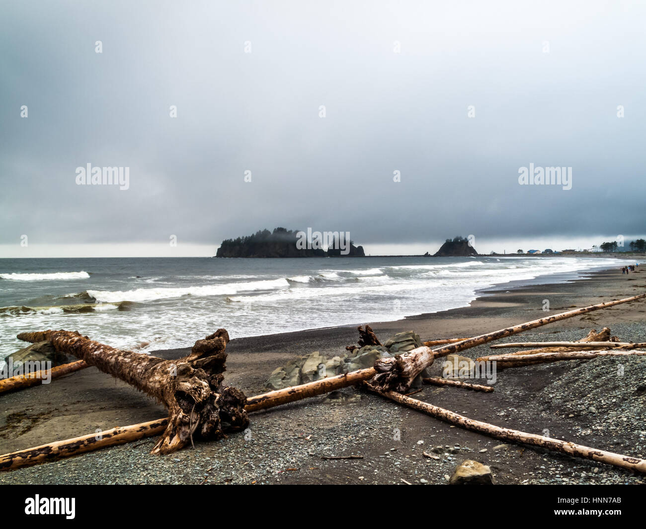 Strand, kleinen Inseln und Spaziergänger am Strand der Küste Washington auf die La Push, Native American Reservation, USA Stockfoto