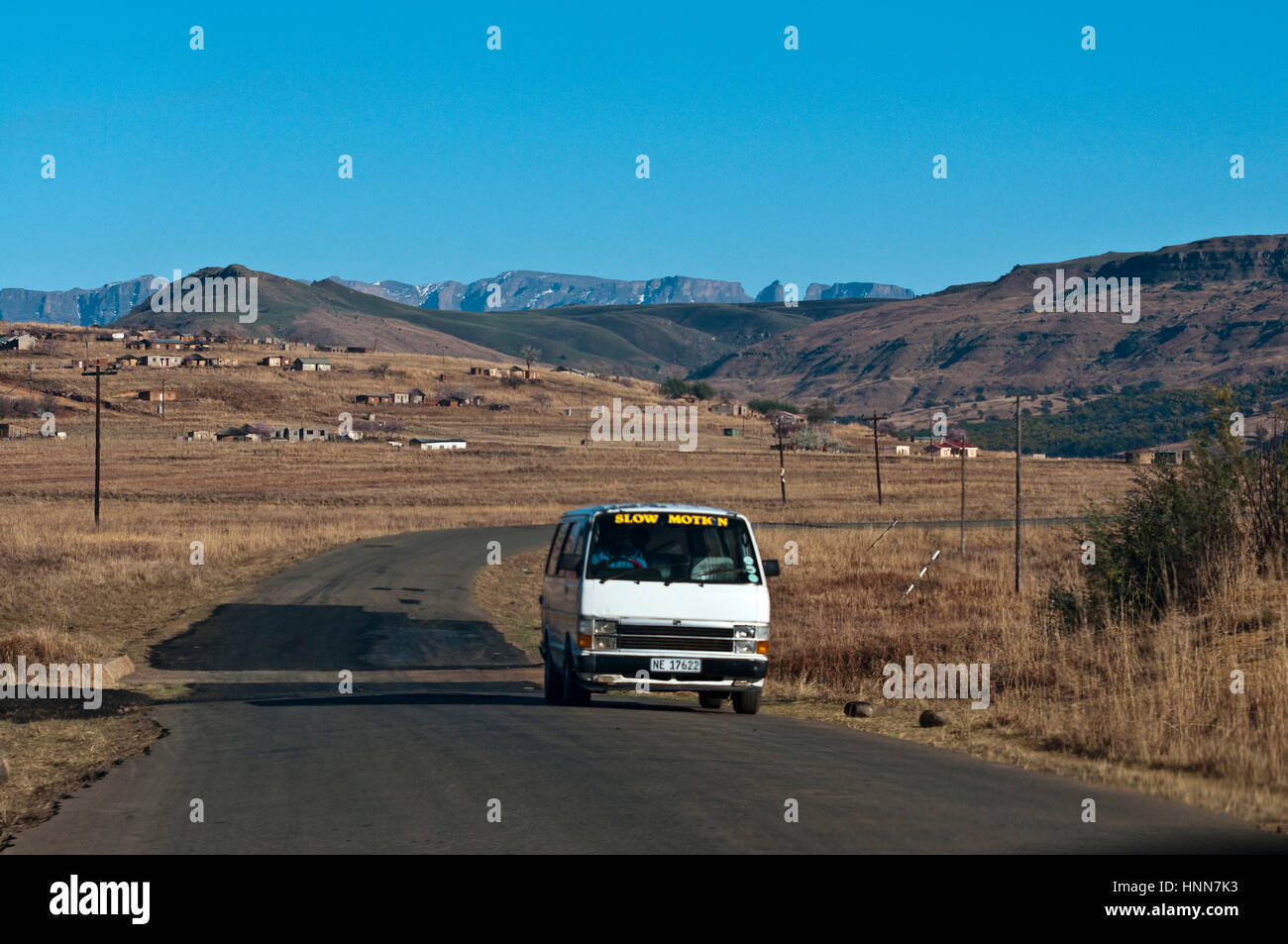 Ein Taxi in der ländlichen Umgebung transportiert Menschen Giants Castle Drakensberg Kwazulu Natal Südafrika Stockfoto