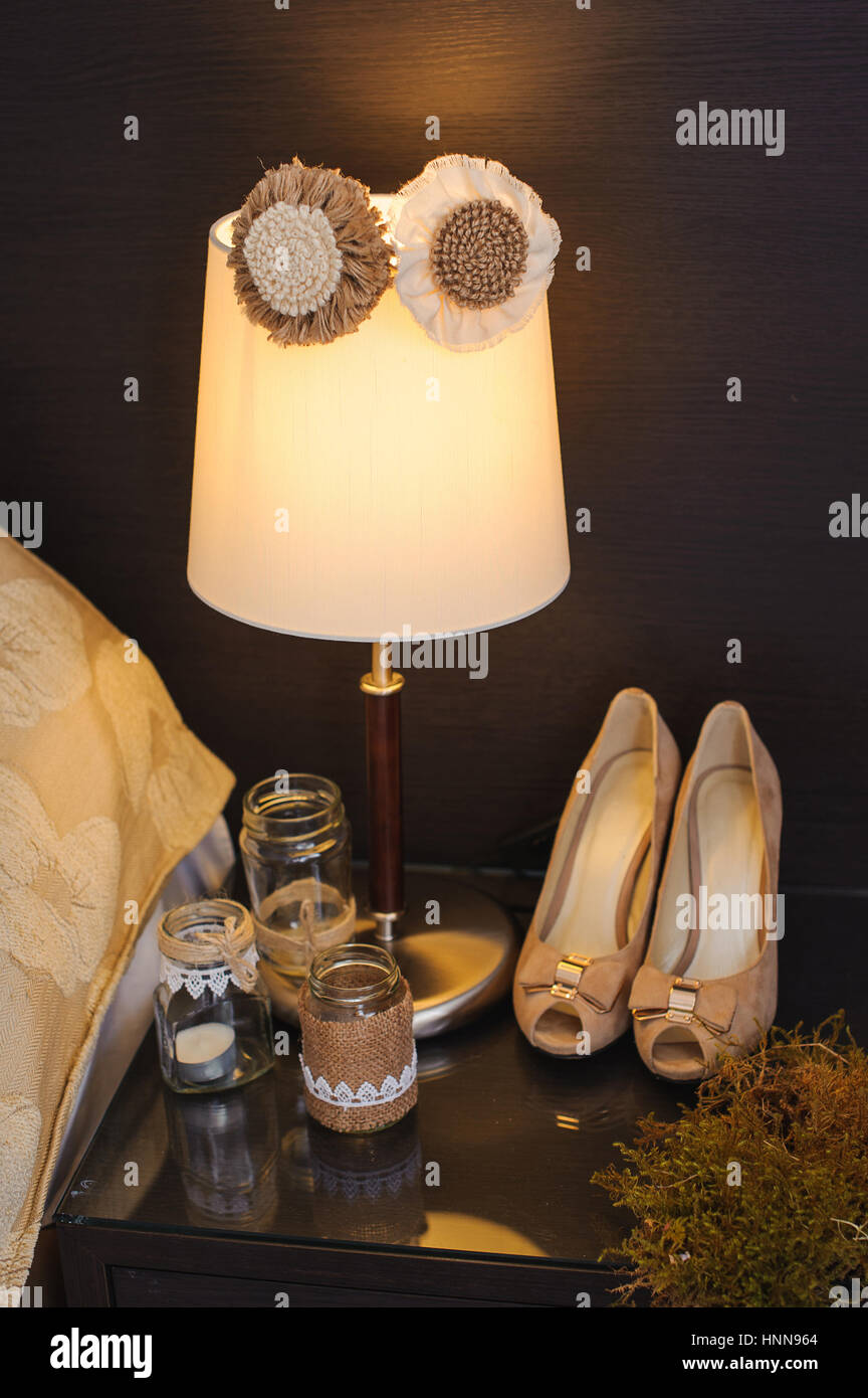 Hochzeitsschuhe Dekor und Bräutigam auf dem Tisch Stockfoto
