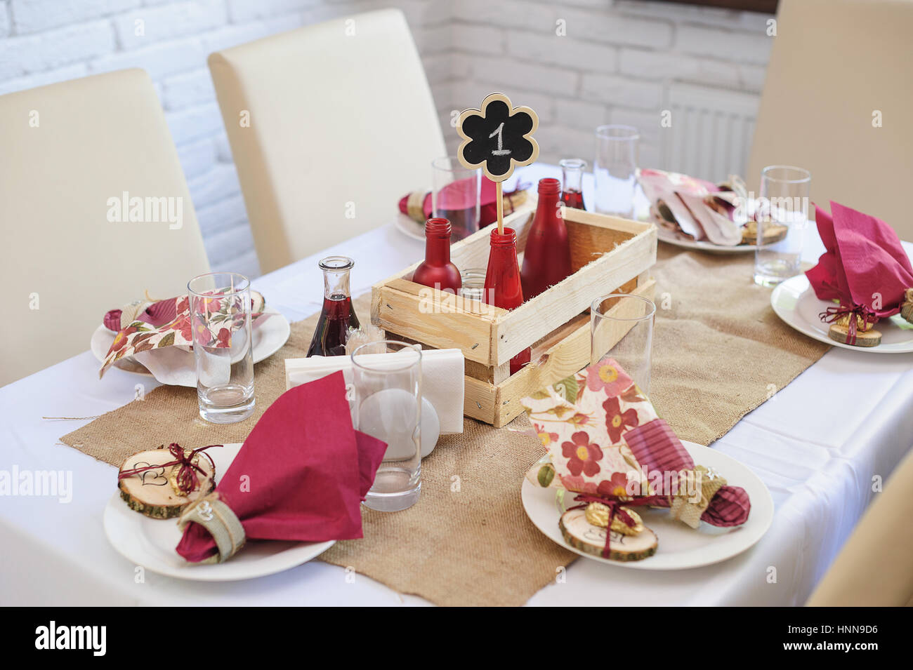 schöne Einstellung Hochzeitstisch in einem Restaurant im rustikalen Stil Stockfoto