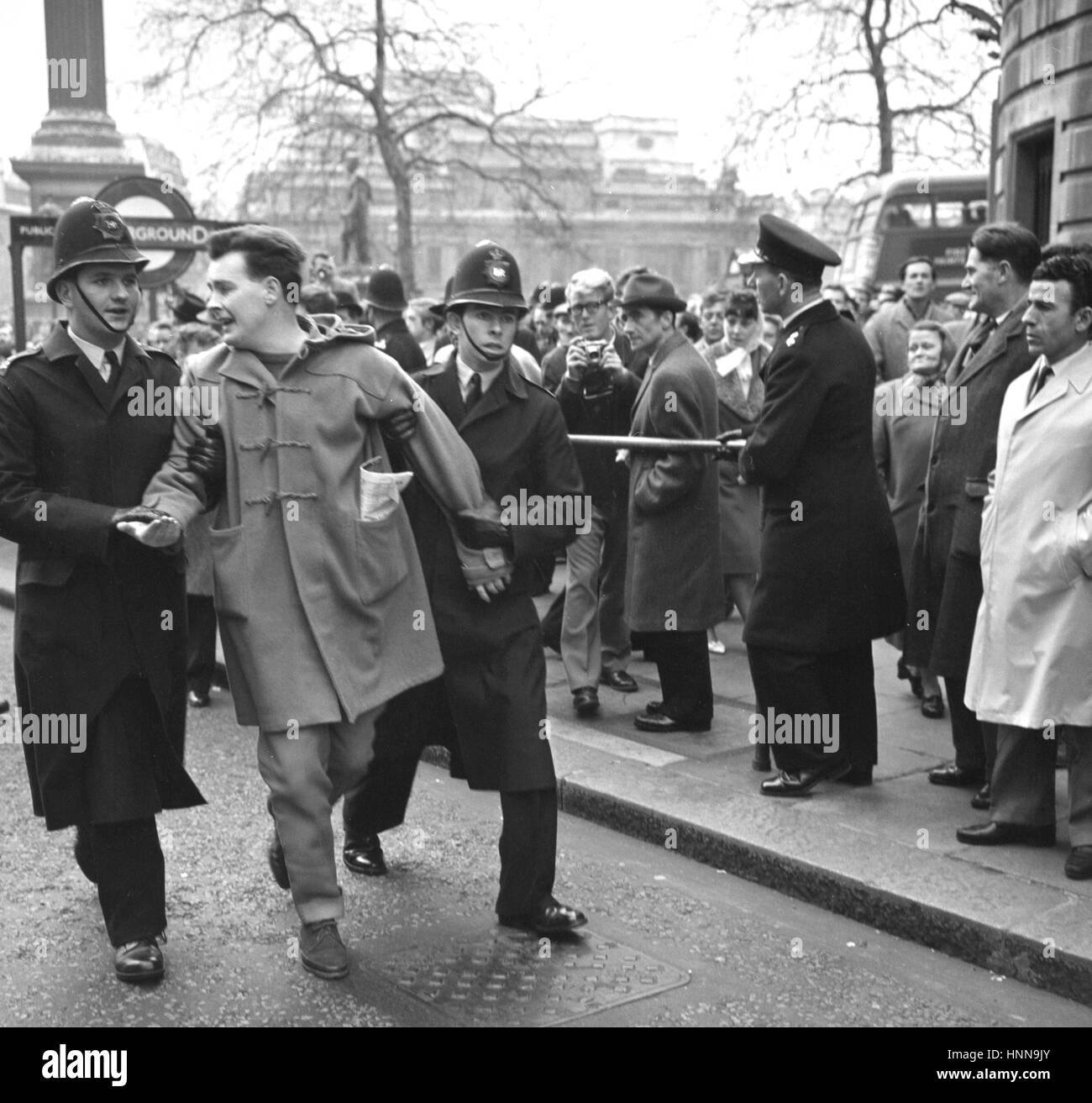 Ein Mann ist Polizeieskorte entfernt am Trafalgar Square in London, wo es eine Gegendemonstration während eines Treffens von Anti-Apartheid-Fans heute organisiert. Eine überdachte LKW, einem kleinen Lieferwagen und ein eigenes Auto, wobei Plakate sagen "Mosley nicht Mau Mau" in der Nähe von South Africa House gestoppt. Das Auto und van wurden auf Weisung der Polizei abgefahren aber ein Handgemenge begann, während Männer vom LKW entfernt wurden. Stockfoto