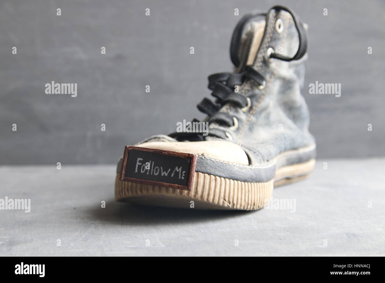 Folgen Sie mir Idee - Label für soziale Netzwerke und Vintage Sneakers Stockfoto