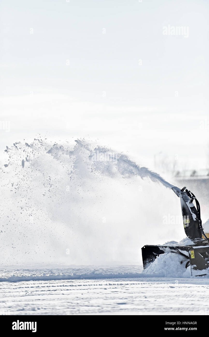 Industrielle Schnee-Entfernung-Maschine in Aktion nach Schneefall Stockfoto