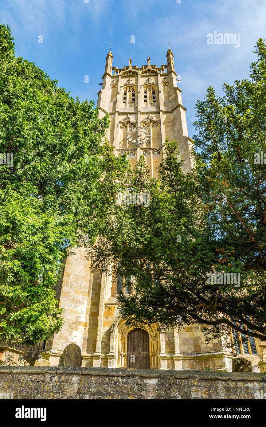 Vorderansicht der Straße auf St. James Church in Chipping Campden, Gloucestershire, England. Stockfoto