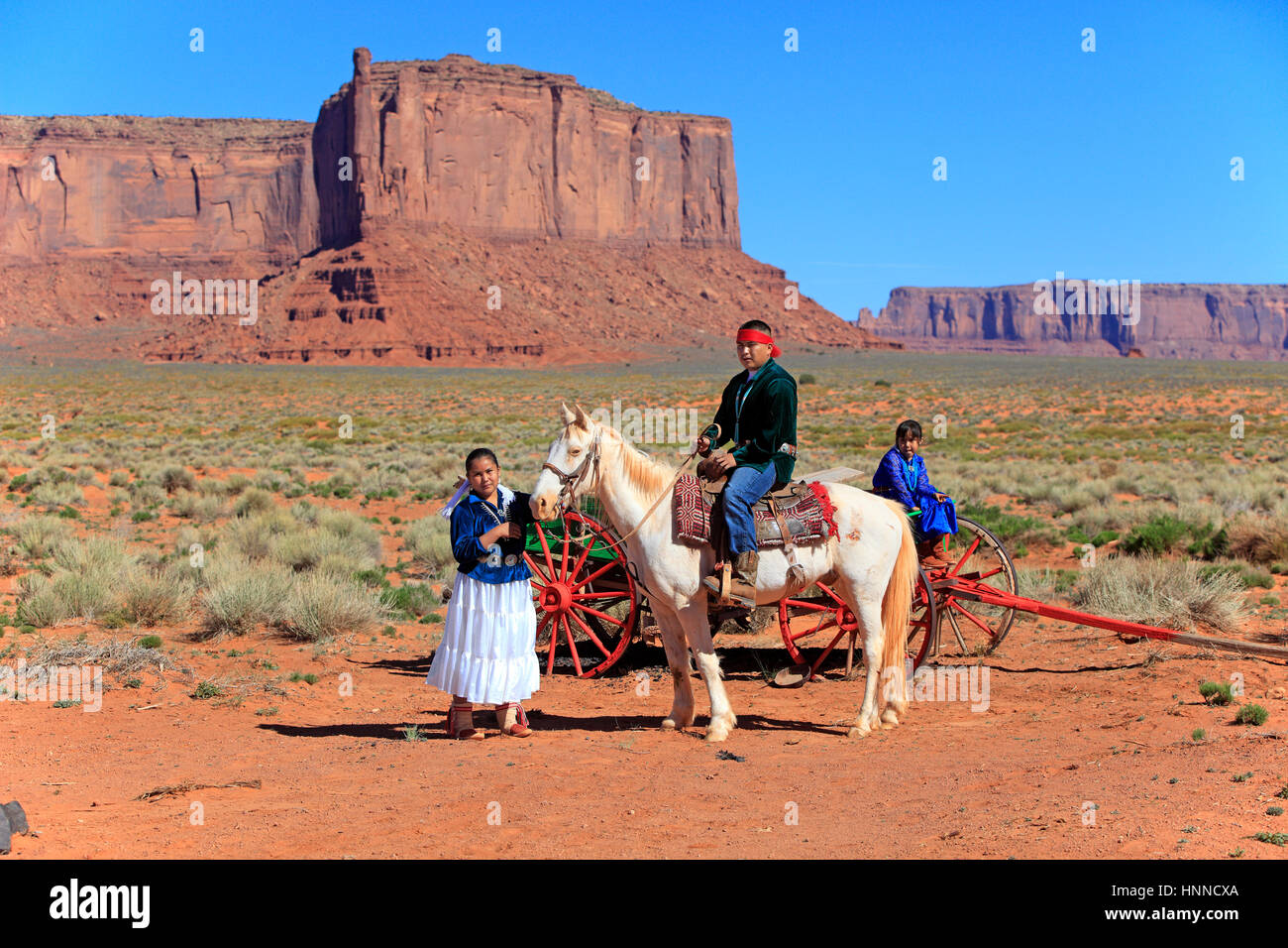 Navajo-Überquerung, Monument Valley, Utah, USA, Nordamerika, Navajos in traditioneller home Stockfoto