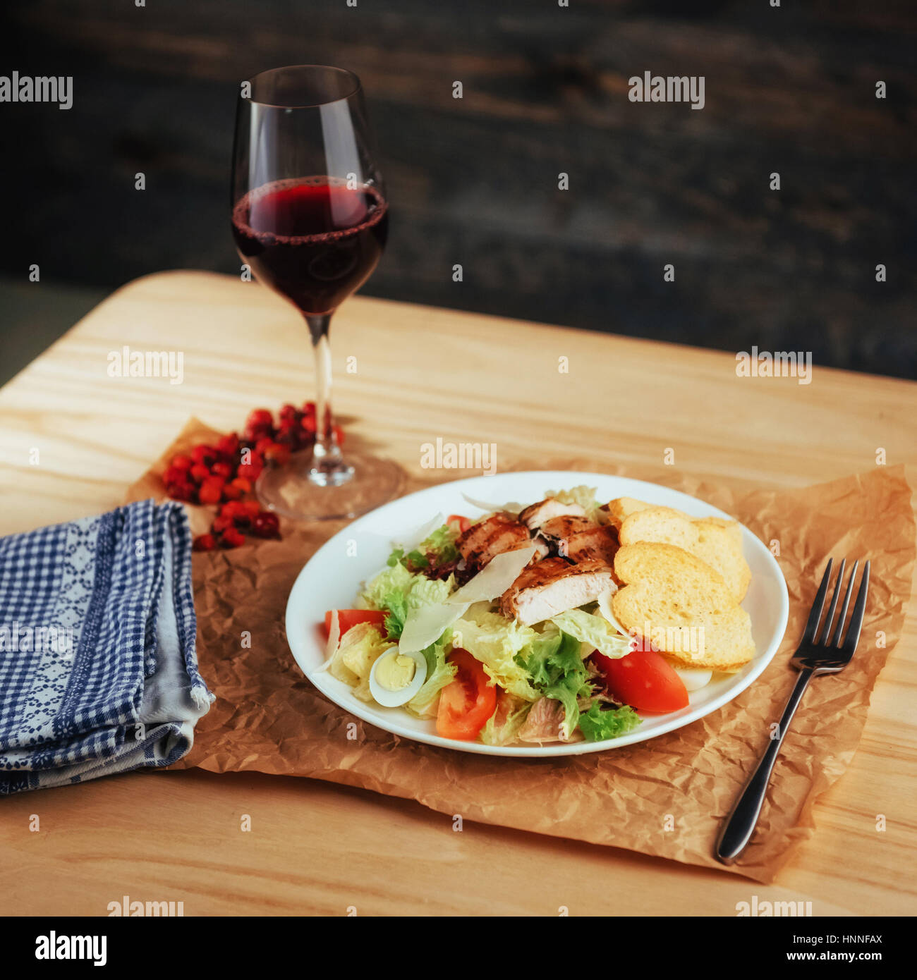 Caesar Salat mit Croutons, Wachteleier, Cherry-Tomaten und gril Stockfoto