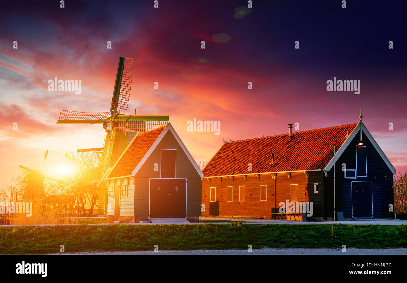 Blauer Himmel über dem Meer. Dramatische Rotterdam Holland Stockfoto