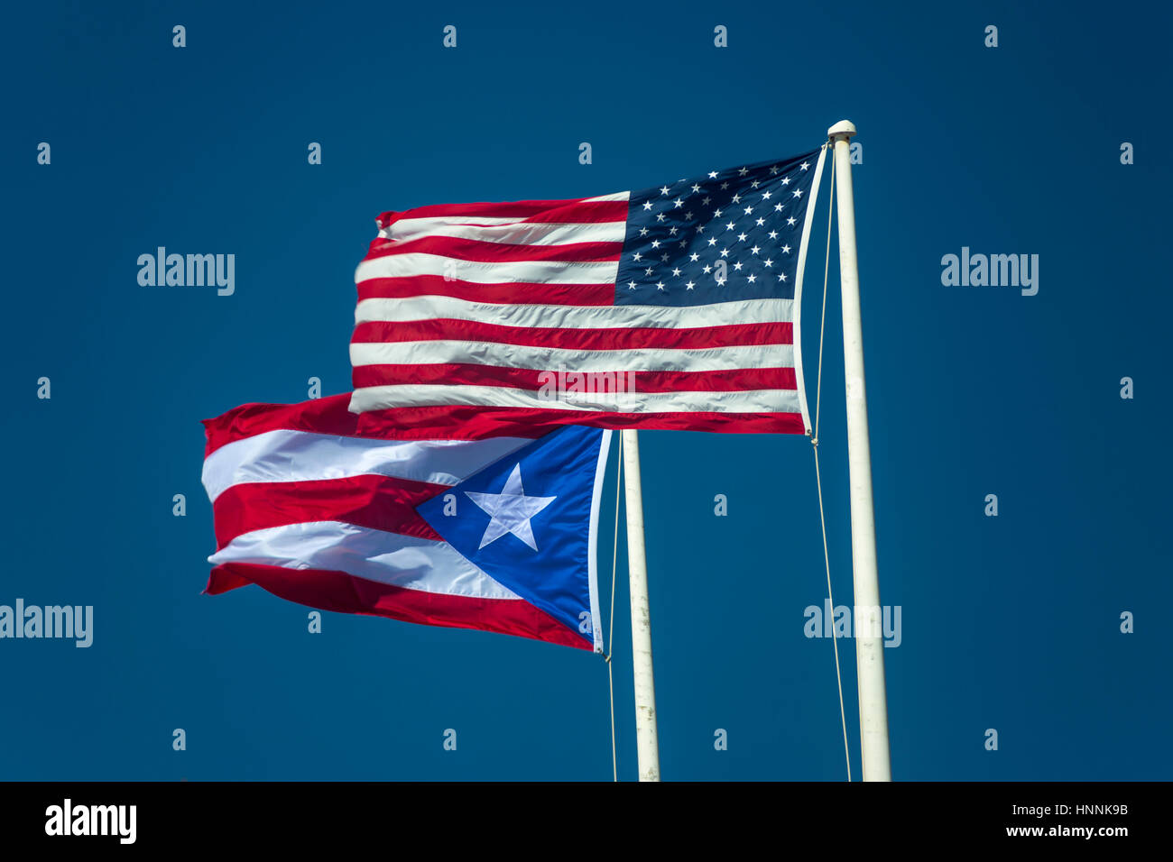 USA FLAGGE VORN PUERTO-RICANISCHEN FLAGGE HINTEN CASTILLO SAN FELIPE DEL MORRO ALTSTADT SAN JUAN PUERTO RICO Stockfoto