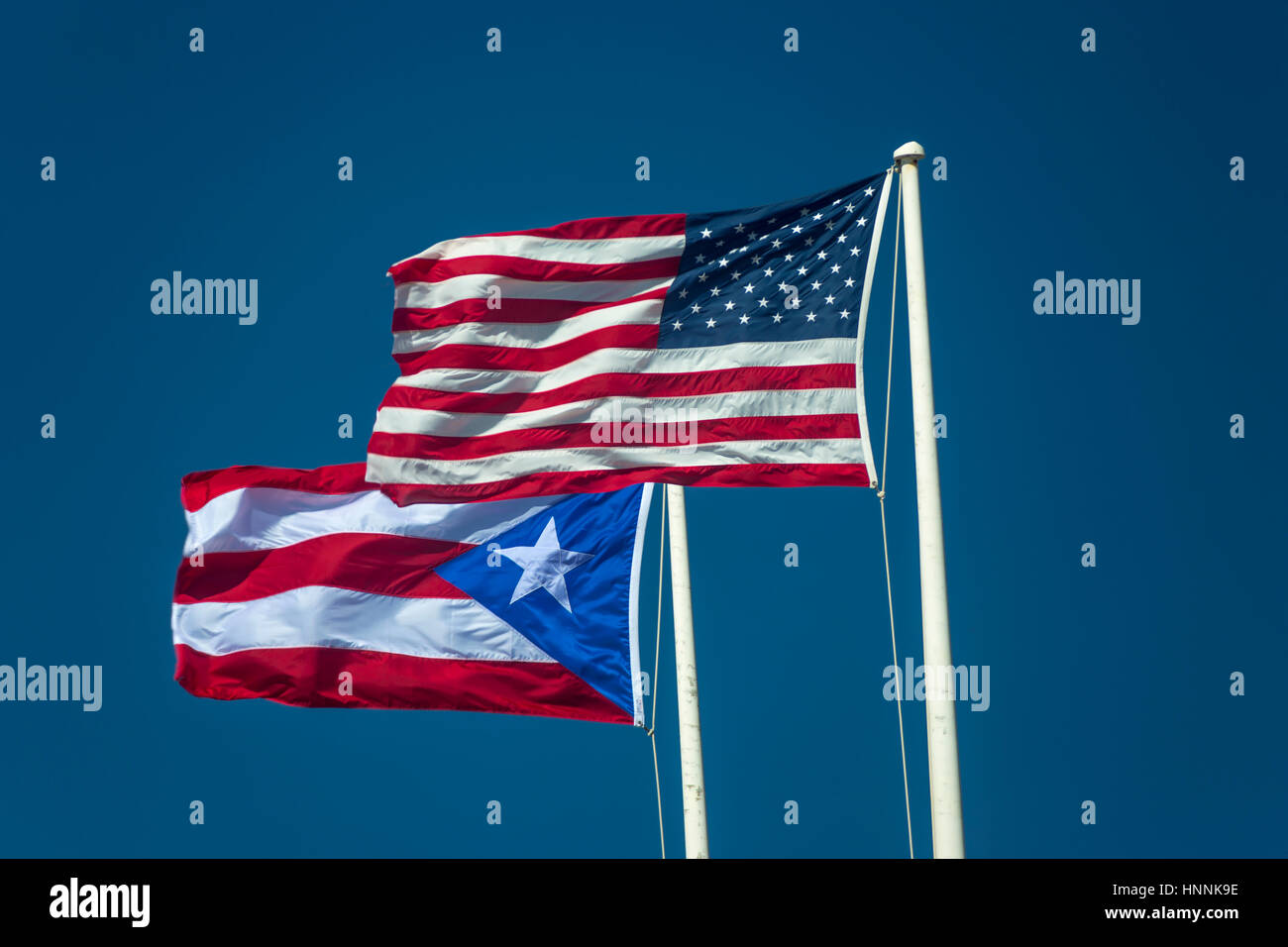 USA FLAGGE VORN PUERTO-RICANISCHEN FLAGGE HINTEN CASTILLO SAN FELIPE DEL MORRO ALTSTADT SAN JUAN PUERTO RICO Stockfoto