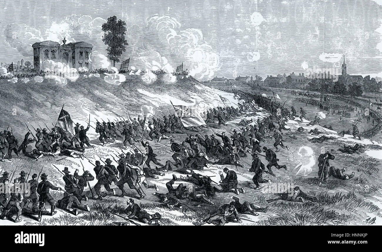 Schlacht von GETTYSBURG konföderierten Truppen die Union angreifen positionieren auf Kirchhof-Hügel am 2. Juli 1863 während des amerikanischen Bürgerkriegs. Das Gebäude auf dem Grat ist der Eintrag auf den Friedhof. Stockfoto