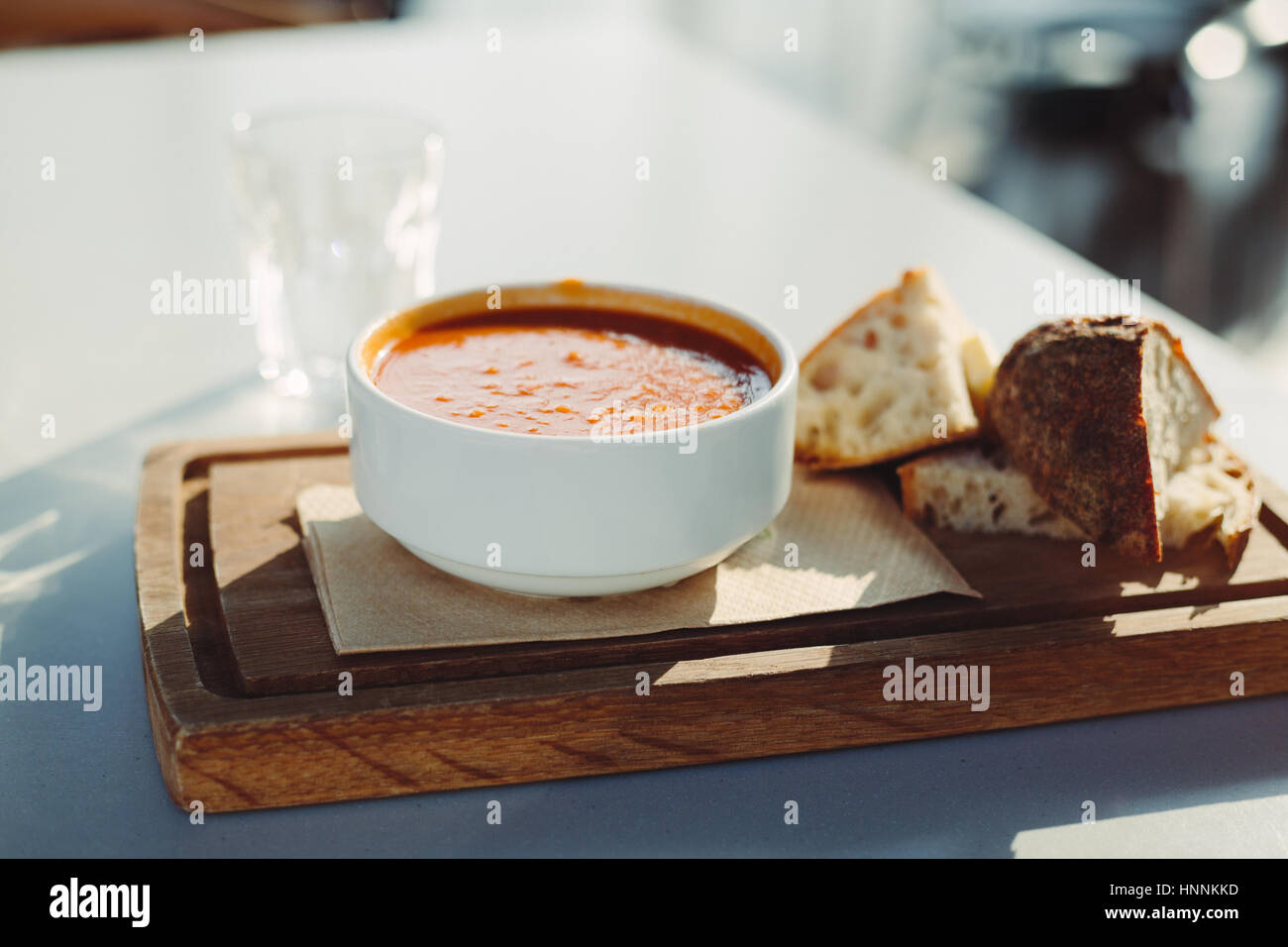 Rote Linsensuppe und Pfeffer Suppe mit Bio-Brot Stockfoto