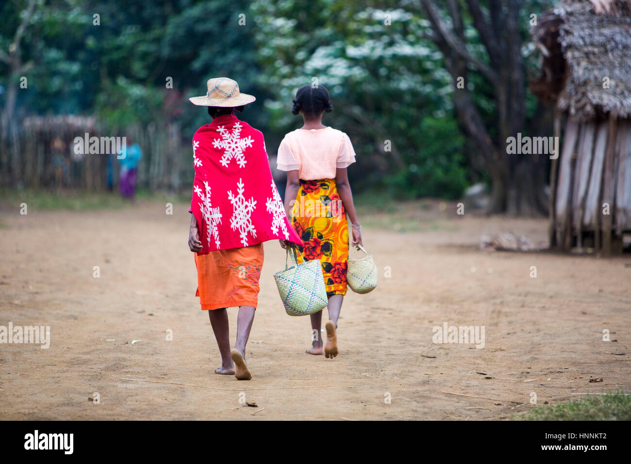 Madagassische Frauen barfuß in ländlichen Fischer Gemeinschaften (Dörfer) entlang der Küste in Fort-Dauphin Bereich im Bild von hinten. Stockfoto