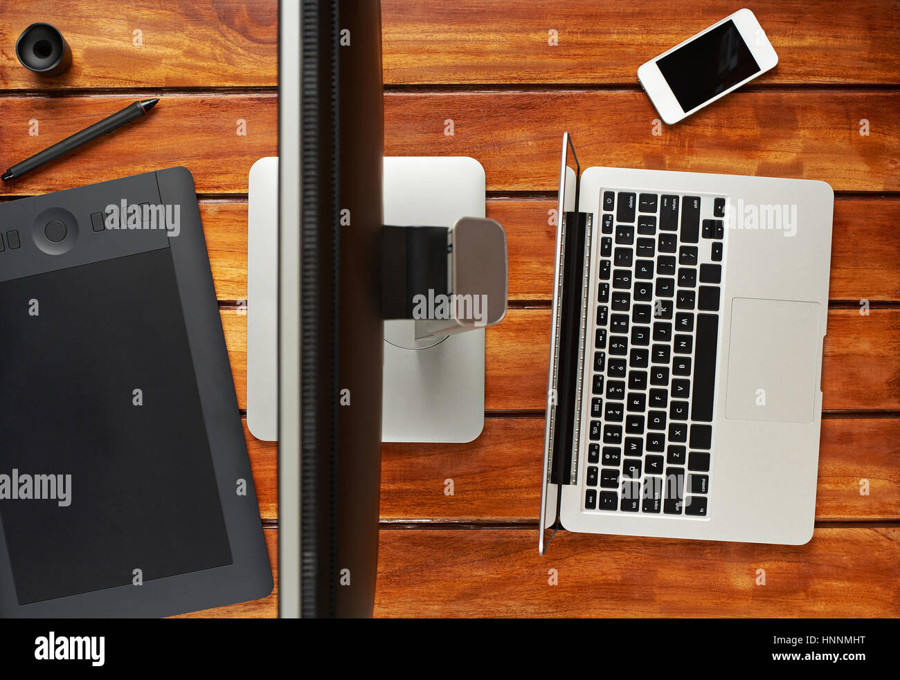 Photorapher Gadgets auf Holztisch Ansicht von oben. Laptop, Bildschirm, Smartphone auf Holz Schreibtisch Stockfoto