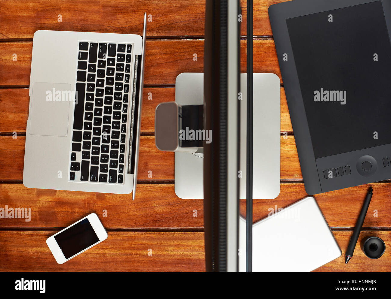 Arbeitsplatz für zwei Personen auf Holztisch. Laptop und PC für Arbeiter in modernen Büros Stockfoto