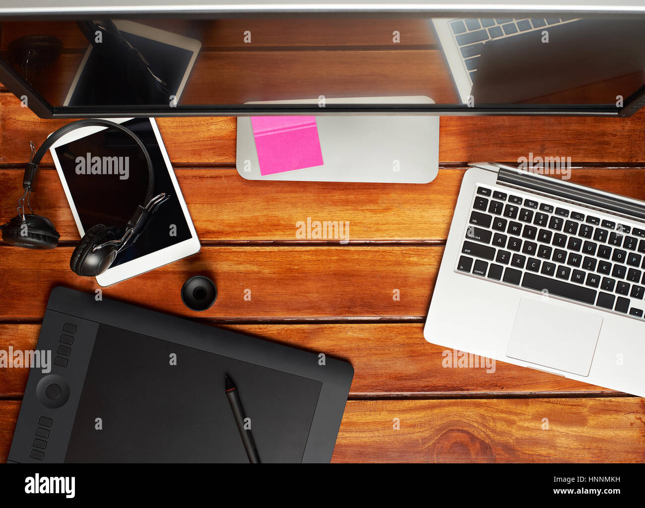 Moderne Büro-Tisch für Fotografen Ansicht Frop Top mit Laptop und tablet Stockfoto