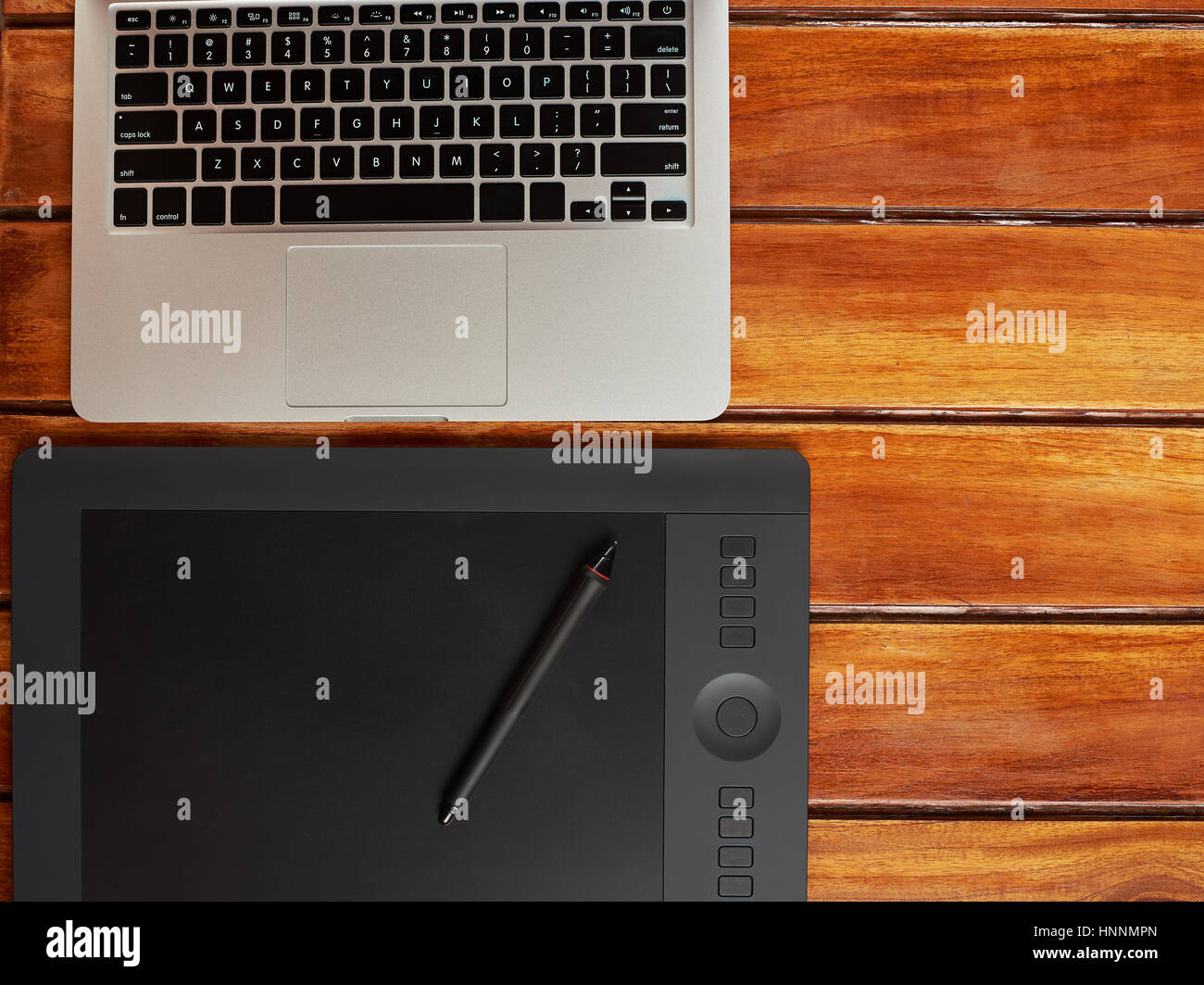 Laptop und Grafik Designer Tablet auf Holztisch mit Textfreiraum Stockfoto