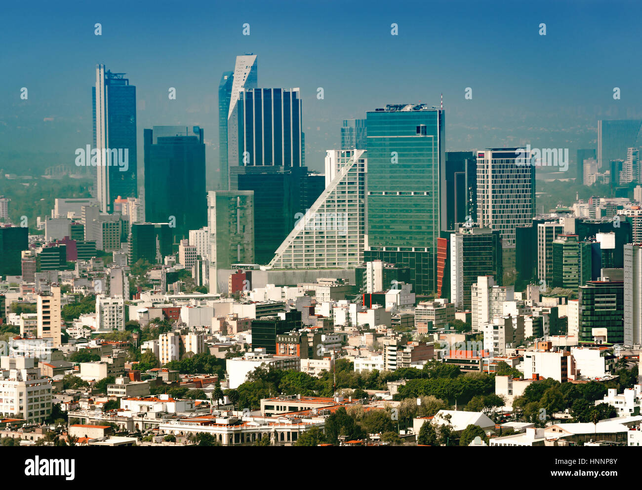 Luftaufnahme von einem Viertel namens Colonia Juarez in Mexiko-Stadt, Mexiko, an einem sonnigen Morgen mit einigen Haze. Stockfoto