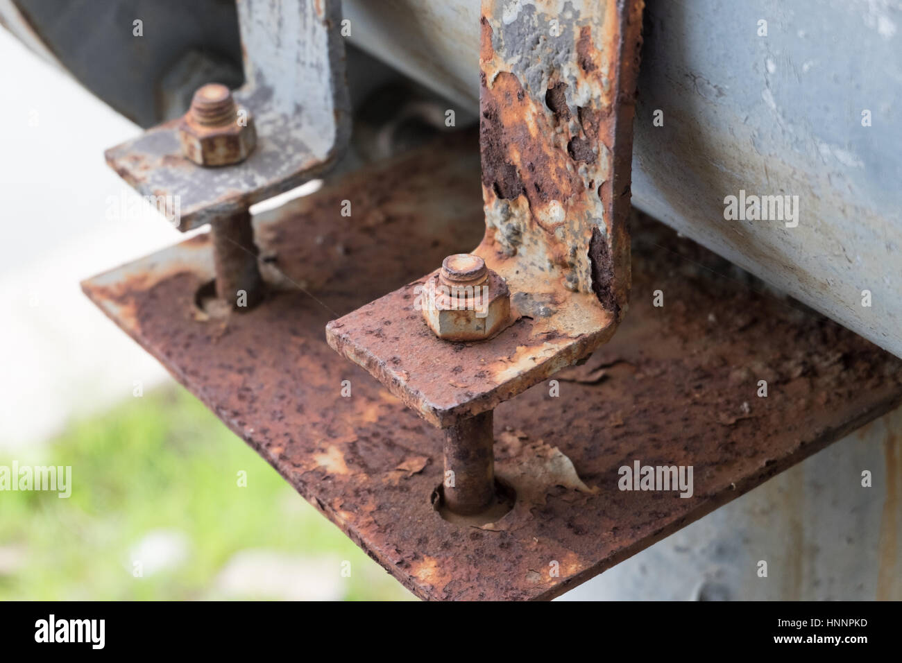 Schmutzige Gusseisen Sattelklemme für Stahlrohre verbinden von Pumpe in den See im Stadtpark Stockfoto