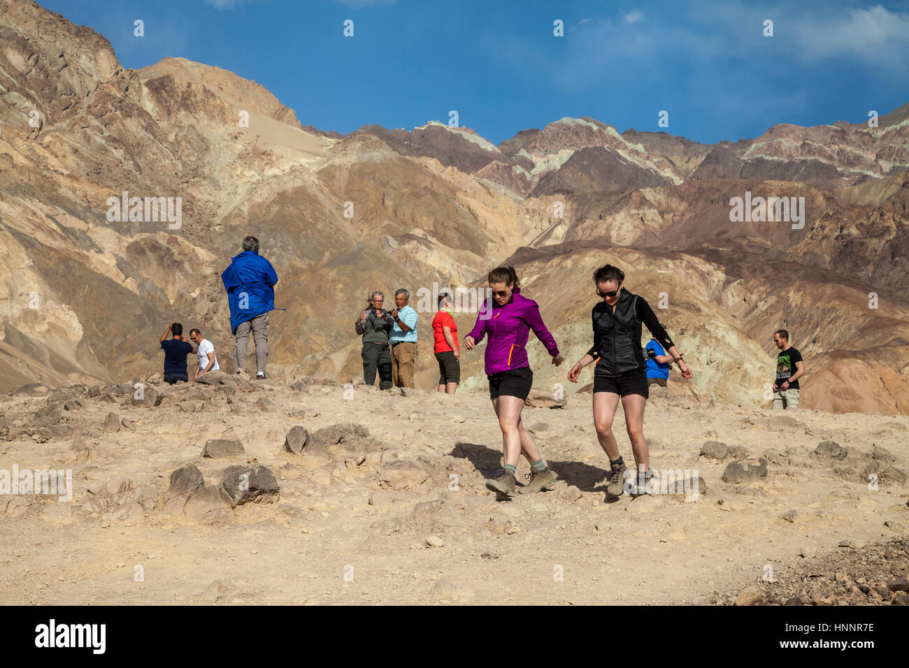 Weibliche Touristen den Hügel im Death Valley, Kalifornien, USA Stockfoto
