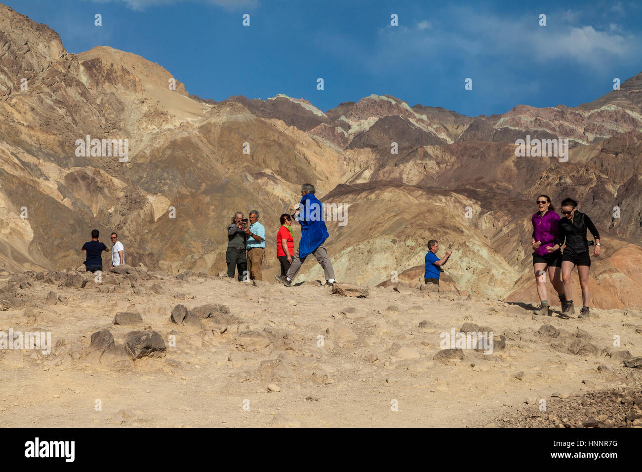 Weibliche Touristen Wandern im Death Valley, Kalifornien, USA Stockfoto