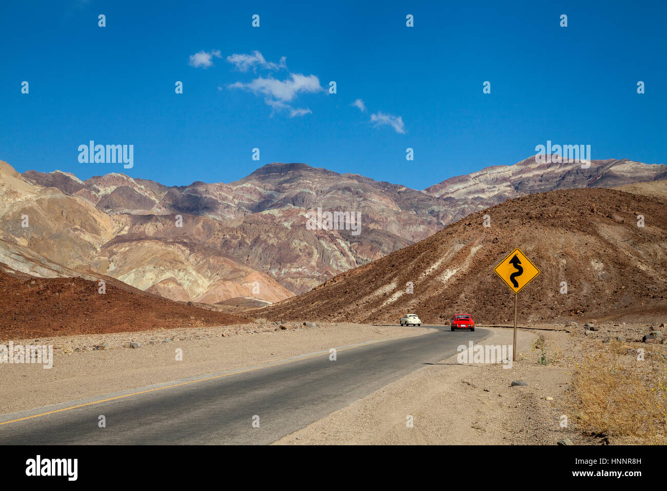 Zwei Porsche Autos auf Artist Drive, Death Valley Nationalpark, Kalifornien, USA Stockfoto