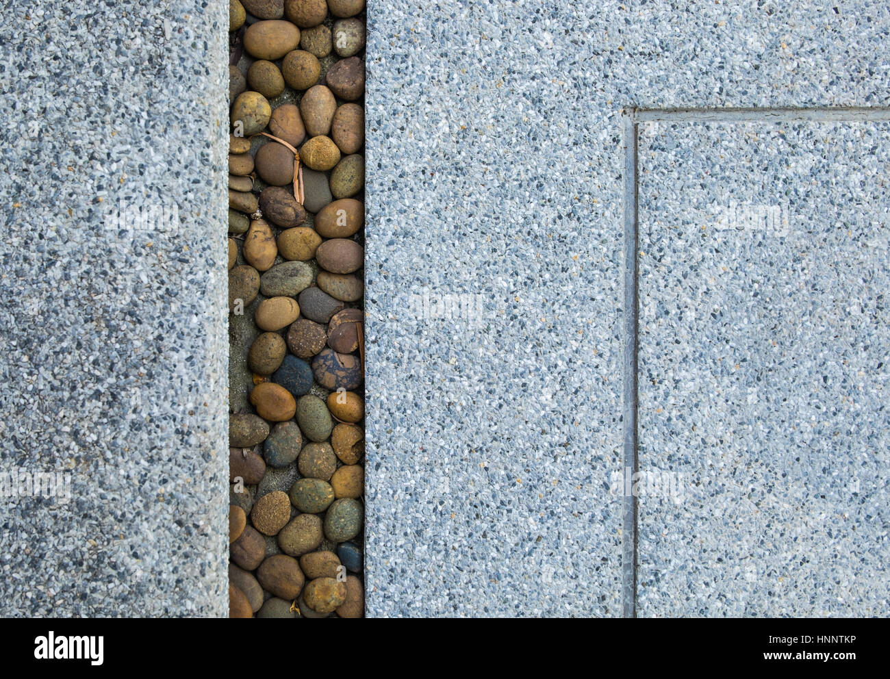 Muster der grauen Sandwash Stock mit braunen Flussschotter, Gosse Detail für die Entwässerung. Stockfoto