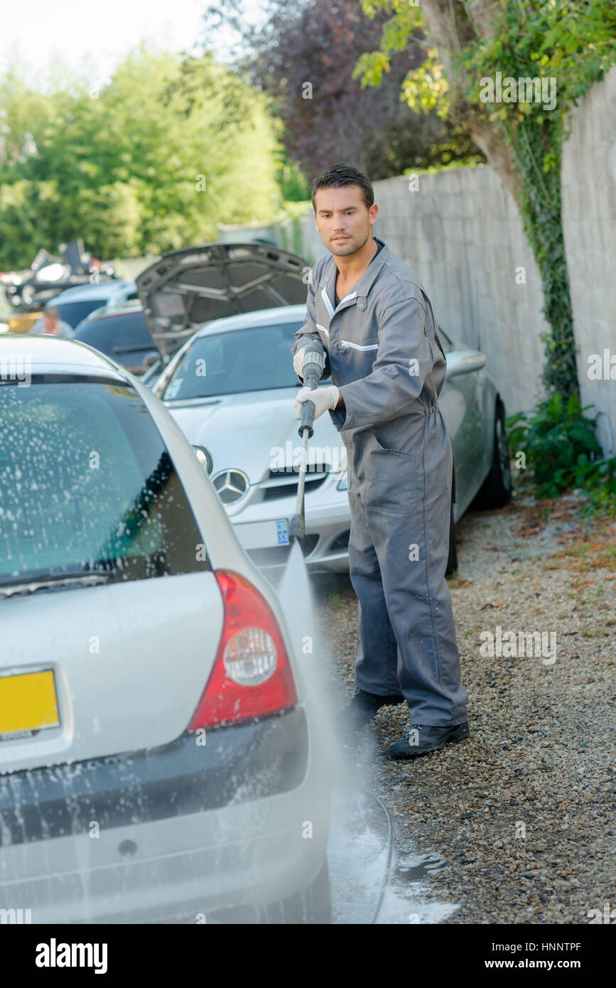 Mann Waschen Auto Stockfoto