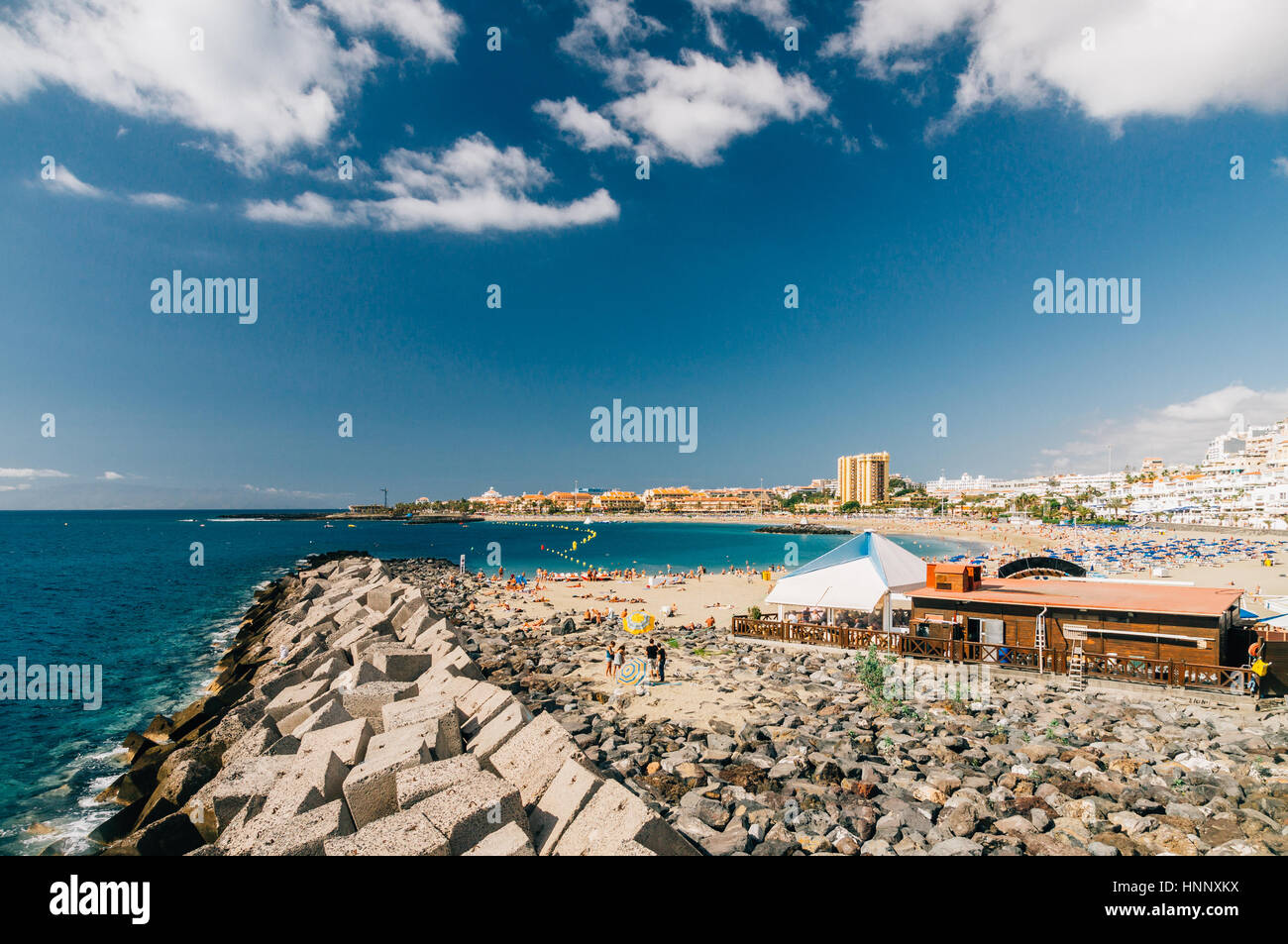 LOS CRISTIANOS, Spanien - 19. Januar 2016: Masse der Touristen genießen sonnige Wetter am malerischen Strand Playa de Las Vistas. Stockfoto