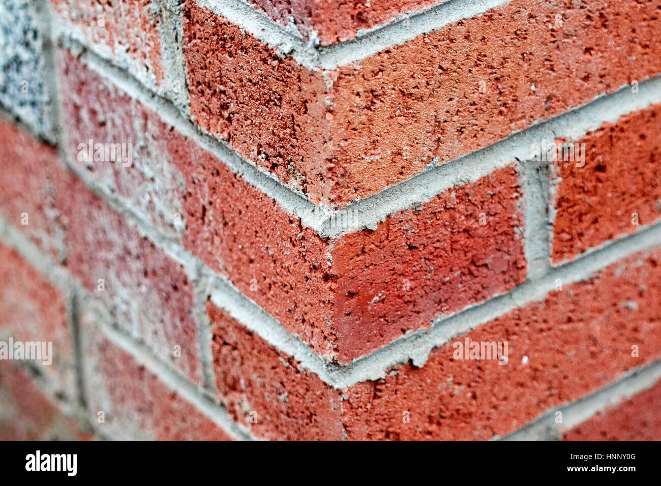 neu gebaute Ecke rote rustikale Backsteinmauer im Vereinigten Königreich Stockfoto