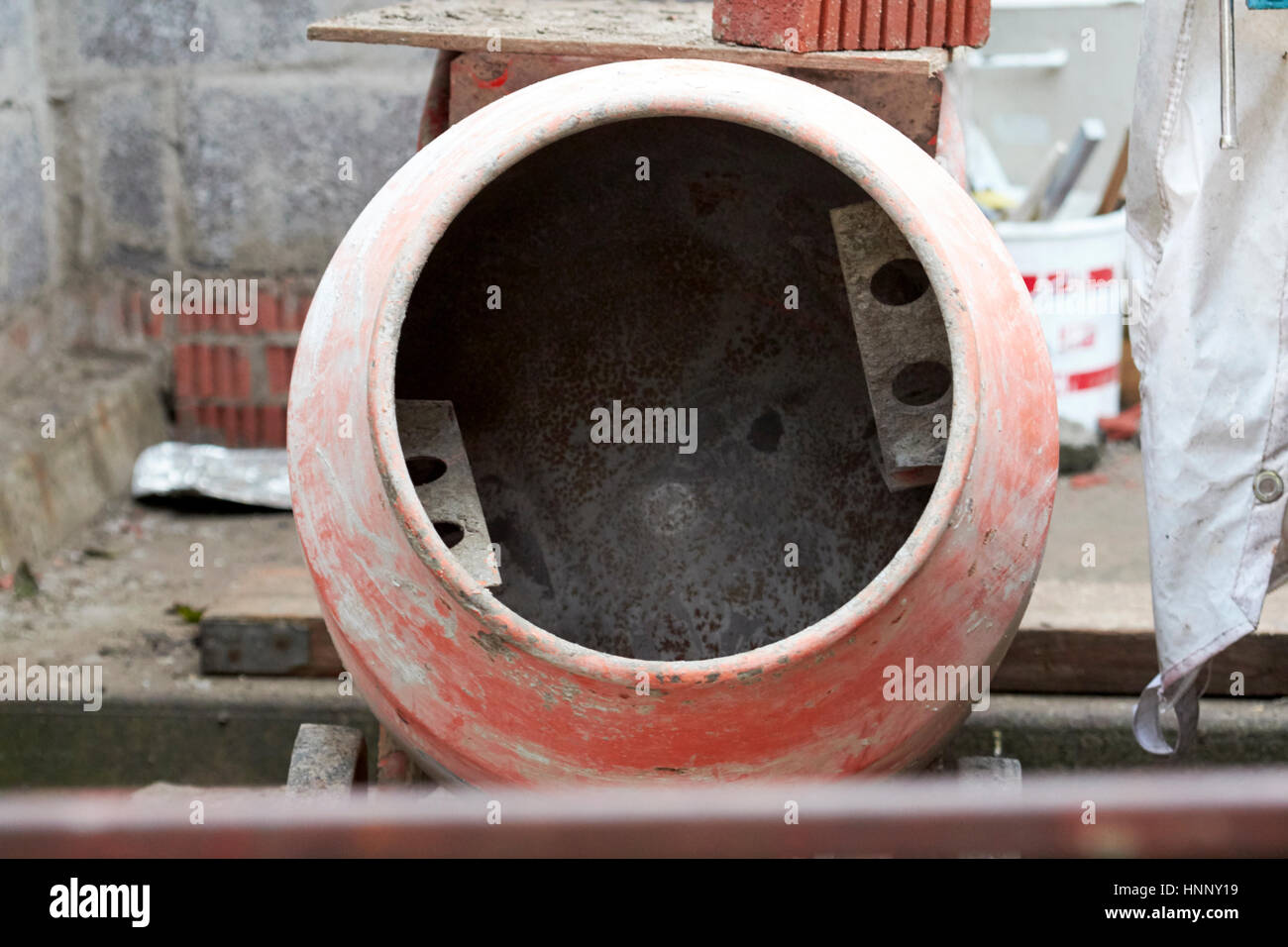 alten verwendet Betonmischer auf eine Verlängerung Haushalt Baustelle im Vereinigten Königreich Stockfoto