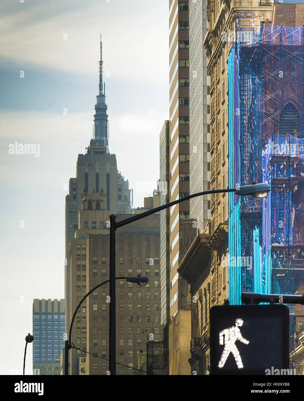 New York, USA, November 2016: urban Blick auf New York Straßen mit dem Empire State Building im Hintergrund Stockfoto