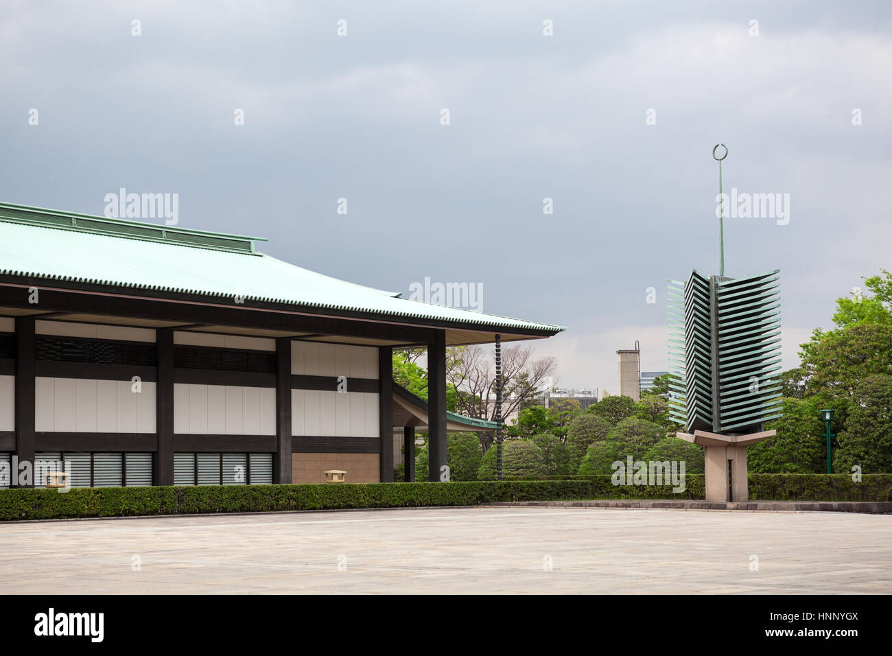 TOKYO, JAPAN - ca. April 2013: Chowaden Empfangshalle mit Haupteingang und Denkmal. Kaiserpalast von Tokio Komplex ist der Hauptwohnsitz des die Stockfoto