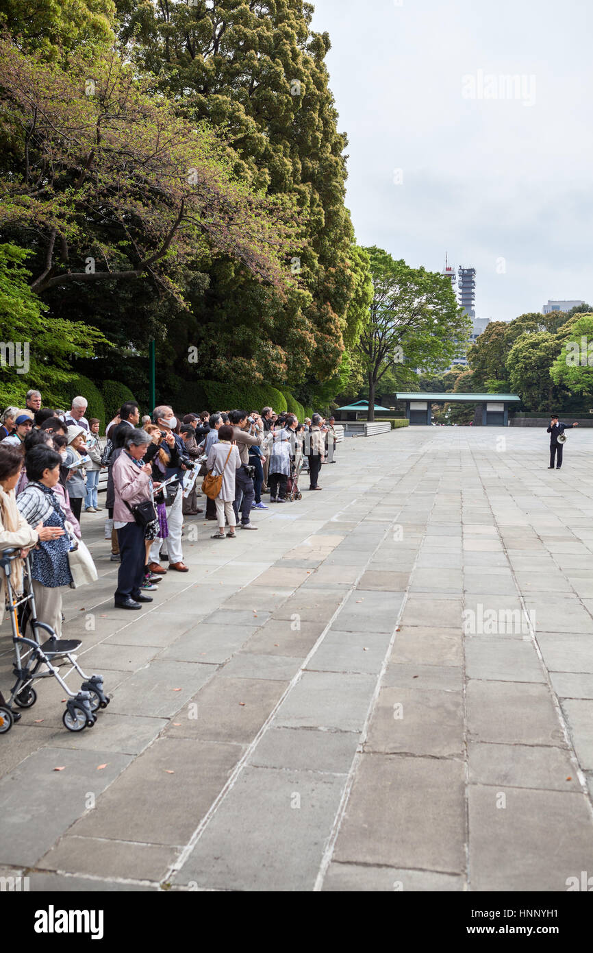 TOKYO, JAPAN - ca. April 2013: Zugang zum inneren Boden - Gruppe von Besuchern und Führer sind auf Kyuden Totei Plaza in der Nähe der Chowaden-Empfangshalle. T Stockfoto