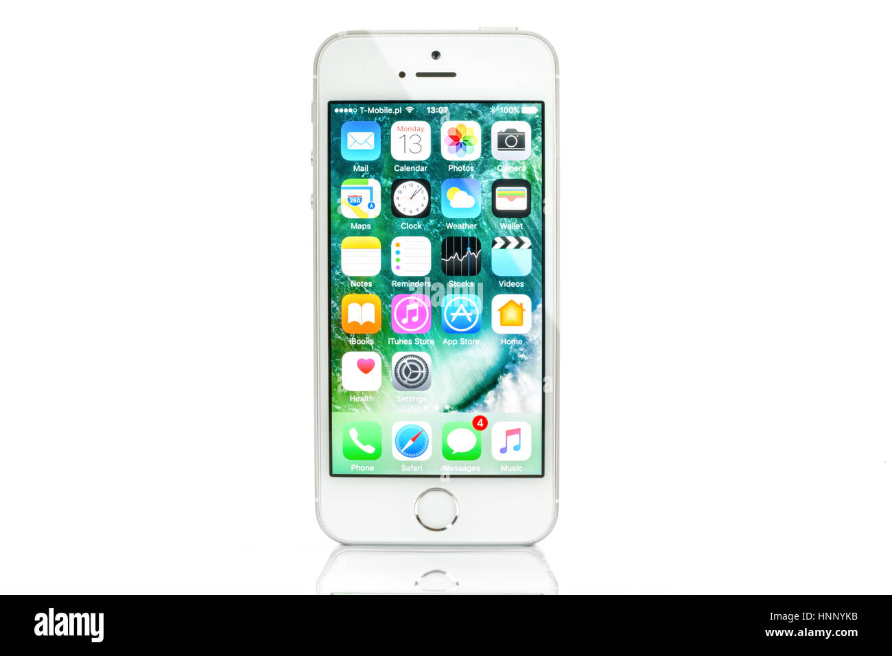 Krynica, Polen - 13. Februar 2017: Präsentation des neuen Modells iPhone SE Silber 16 GB von Apple Inc. Stockfoto