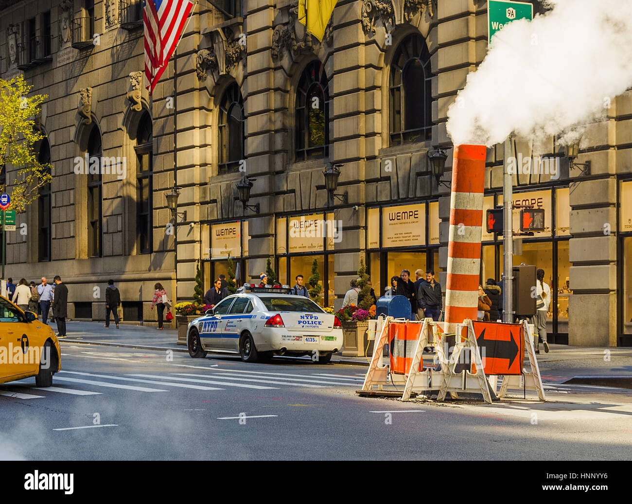 New York, USA, November 2016: Manhattan Straßenszene mit Dampf aus Schachtabdeckung Stockfoto