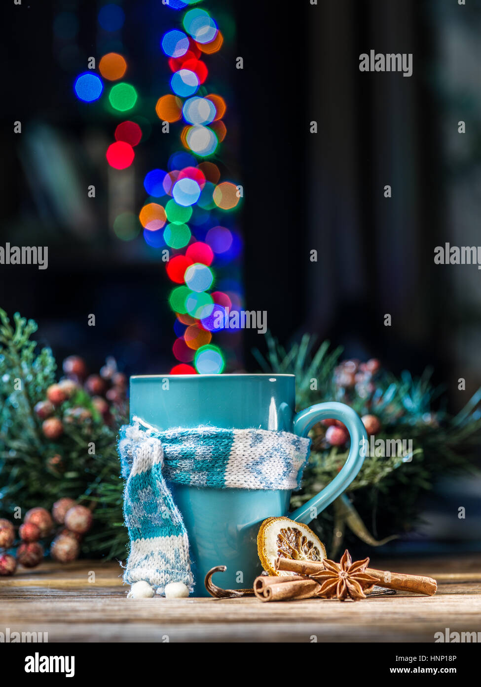 Tasse mit magischen bunte Lichter und Gewürzen. Weihnachten Hintergrund. Stockfoto