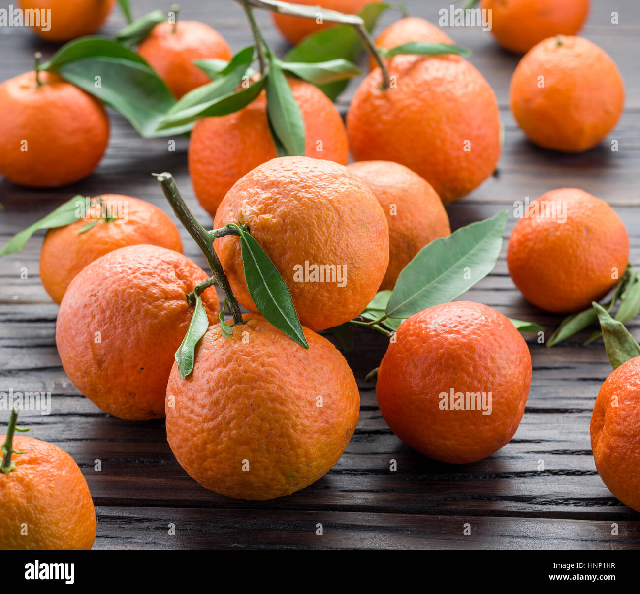 Reife Mandarinen auf Holztisch. Stockfoto