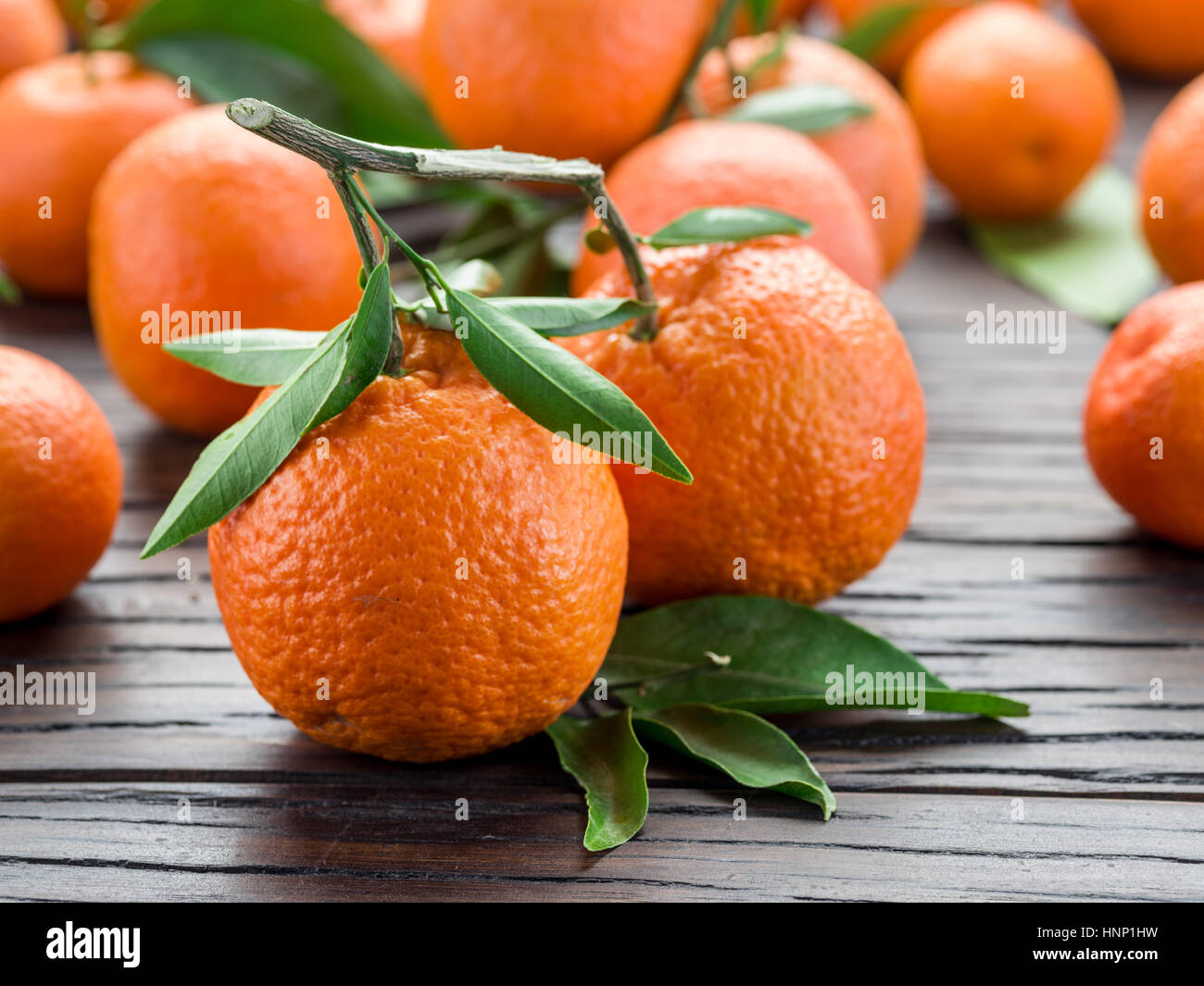 Reife Mandarinen auf Holztisch. Stockfoto