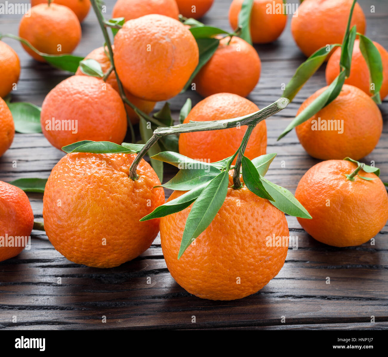 Reife Mandarinen auf Holztisch. Stockfoto
