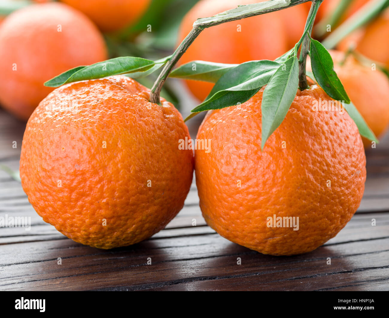 Reife Mandarinen auf Holztisch. Stockfoto