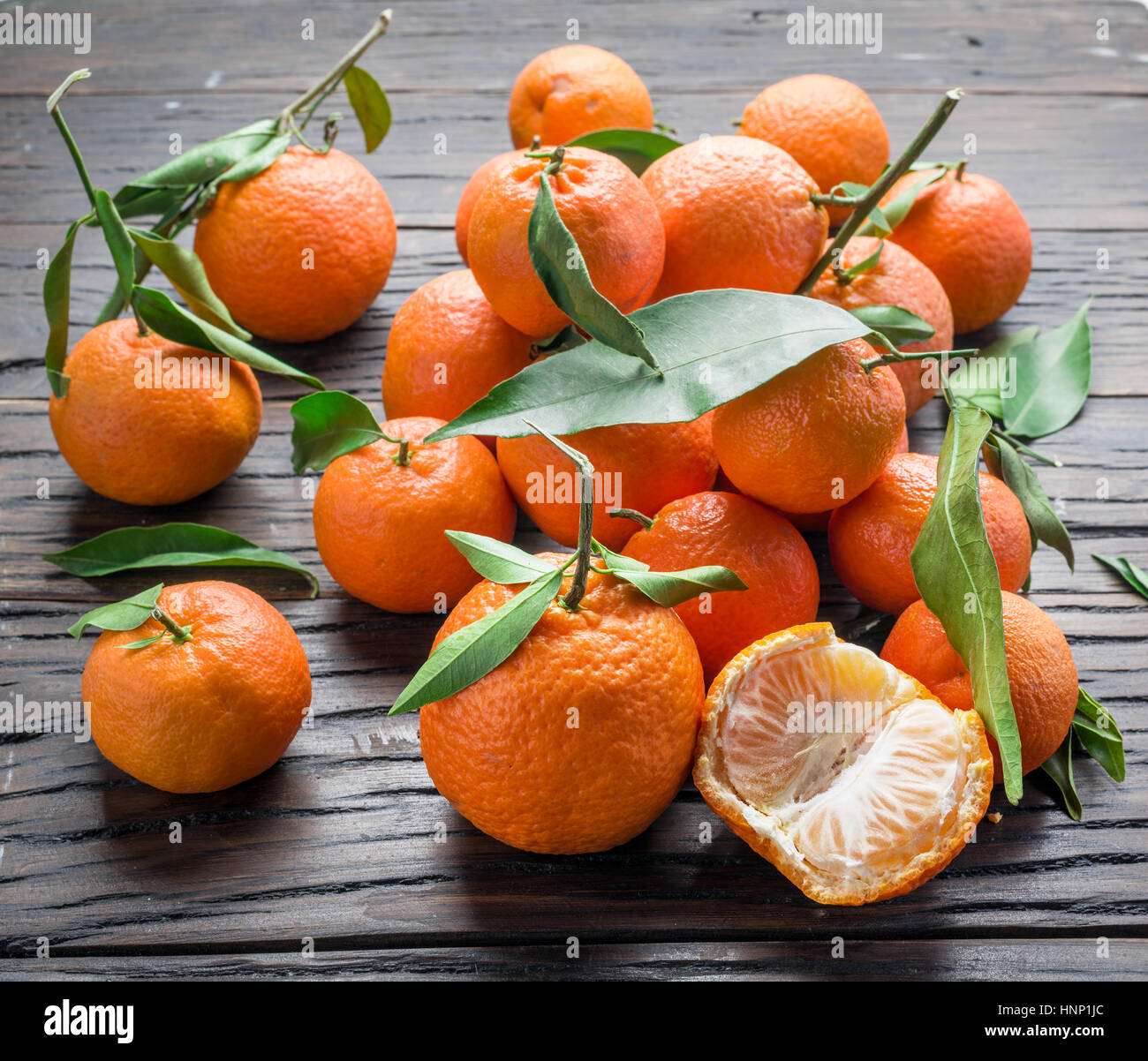 Reife Mandarinen auf Holztisch. Stockfoto